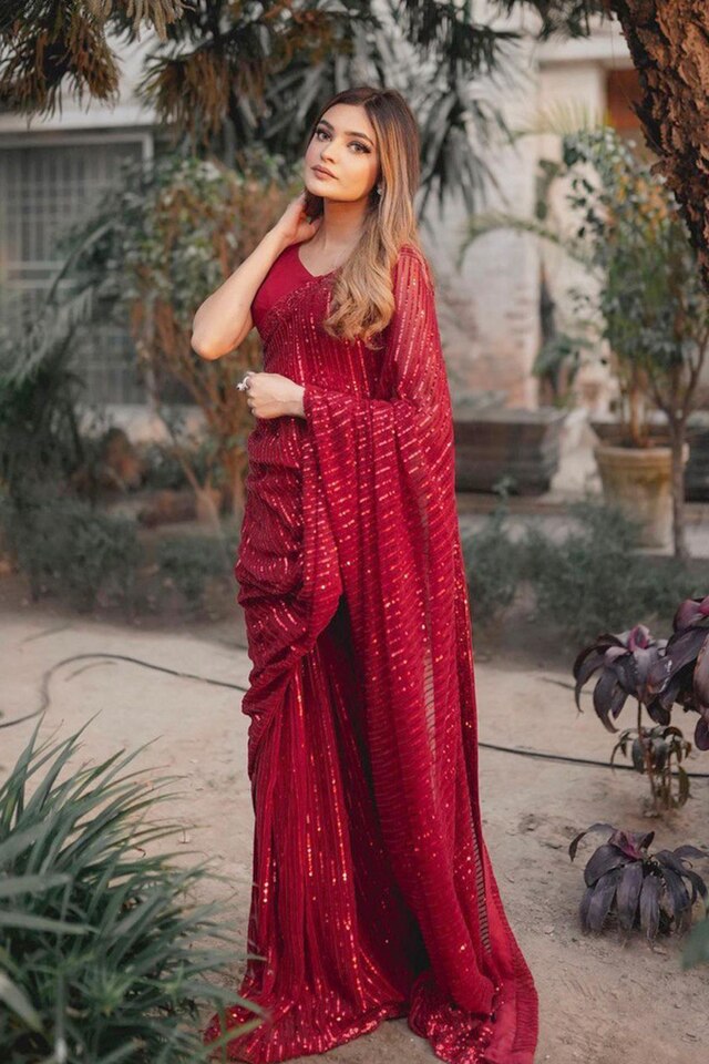-Elegant red saree , perfect for festive occasions and weddings.